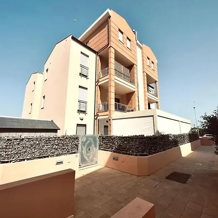 Luxurious-fully Equipped & Renovated-2room Suite-elevator-quite Area-secure Parking Apartamento