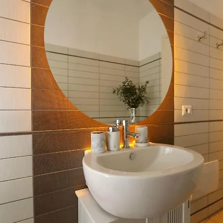 Luxurious-fully Equipped & Renovated-2room Suite-elevator-quite Area-secure Parking Apartamento