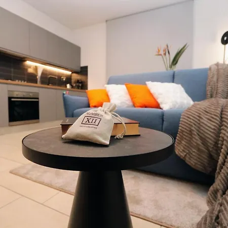 Luxurious-fully Equipped & Renovated-2room Suite-elevator-quite Area-secure Parking Apartamento *